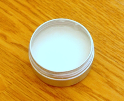 how to make toothpaste, teeth whitening, diy toothpaste, all natural toothpaste, toothpaste recipe, baking soda and coconut oil toothpaste, essential oils and oral care